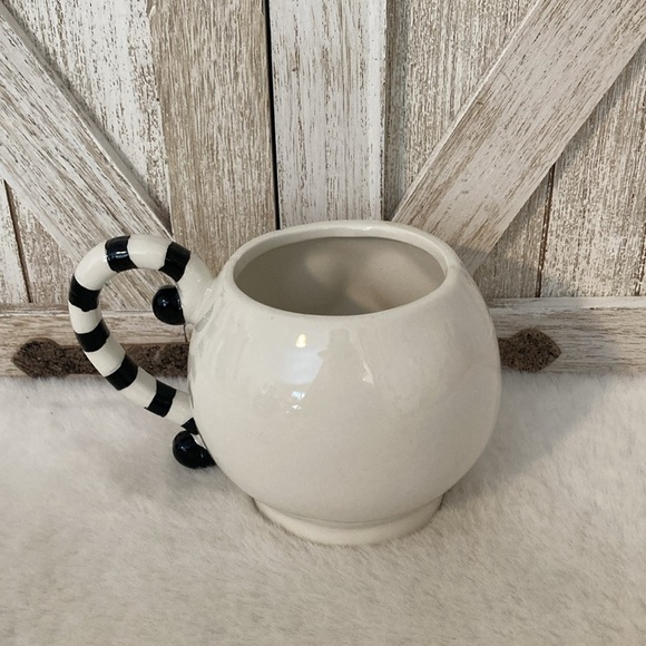 Boston Warehouse Halloween 2022 Skull Mug - Picture 2 of 4